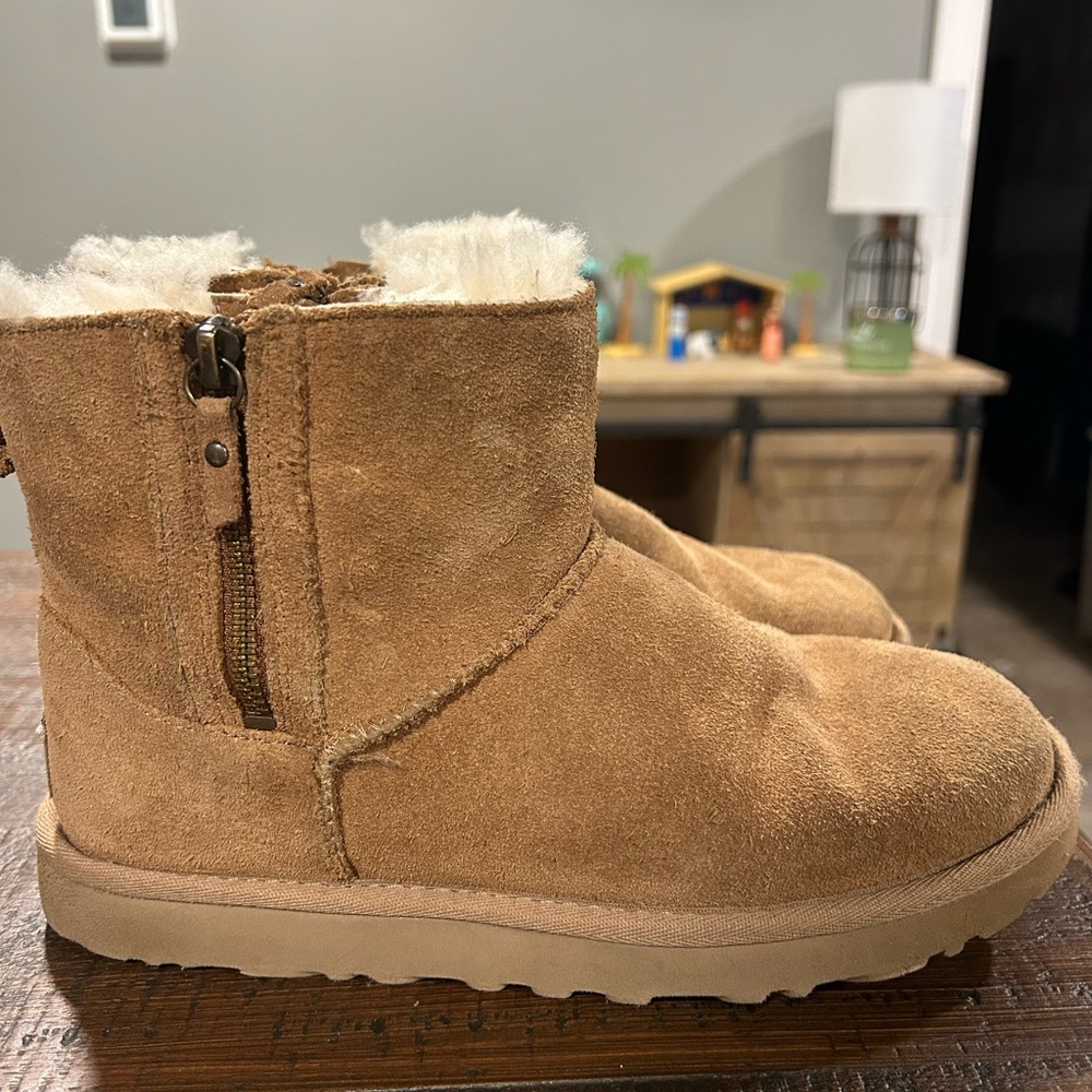 UGG Mini Boots. Size Women’s 7. Camel Color - Picture 6 of 7